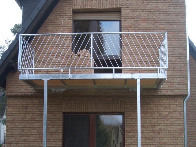 Stahlbalkon mit verzinktem Geländerus CAD Konstruktion