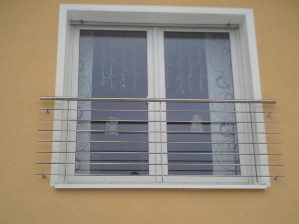 Fenstergitter aus Edelstahl mit waagerechten Stäben