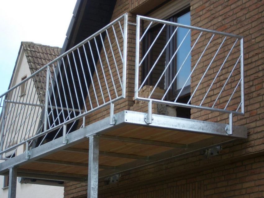 Stahlbalkon mit verzinktem Geländer 